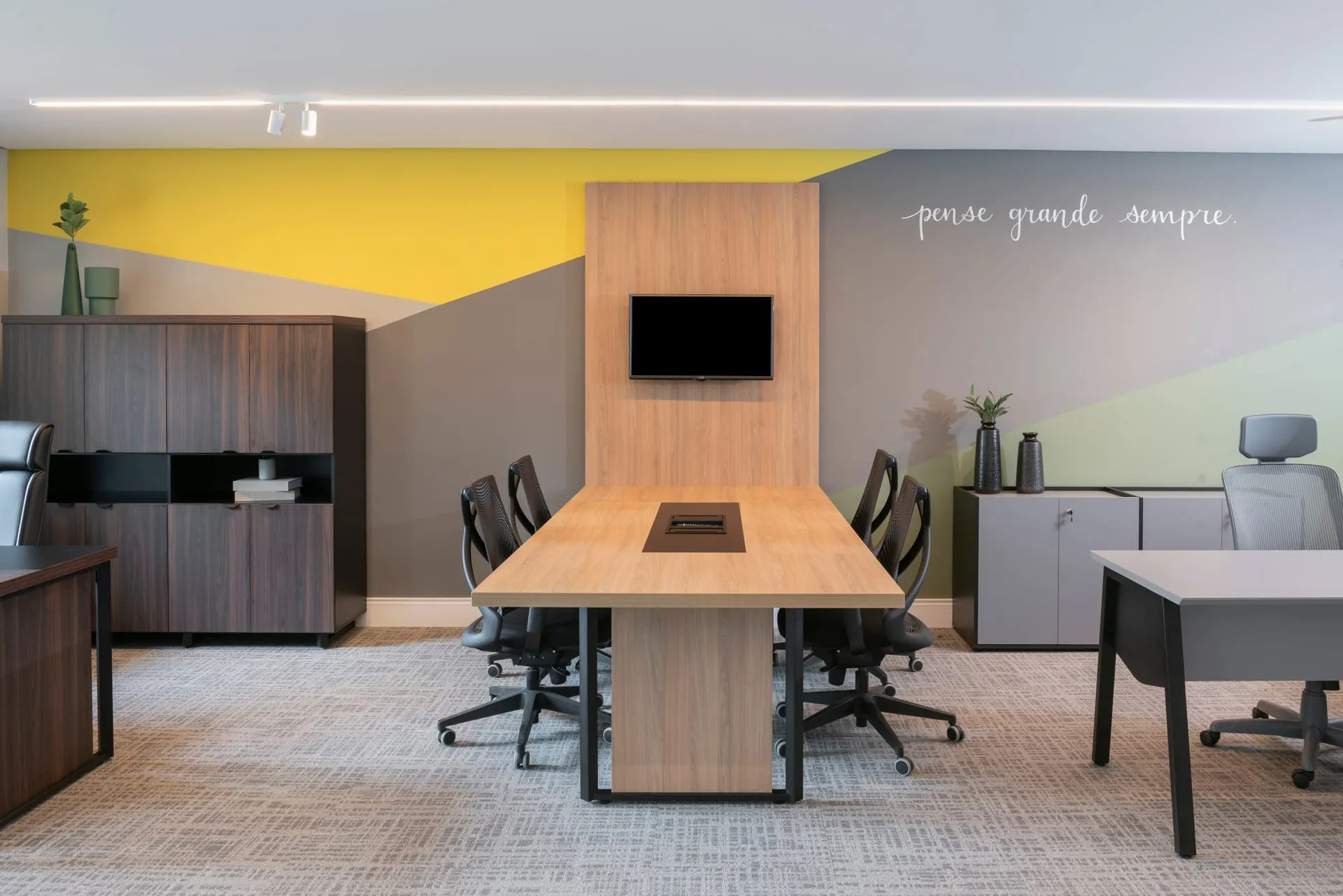 Ambiente corporativo moderno com móveis de alto padrão - Officea Belo Horizonte